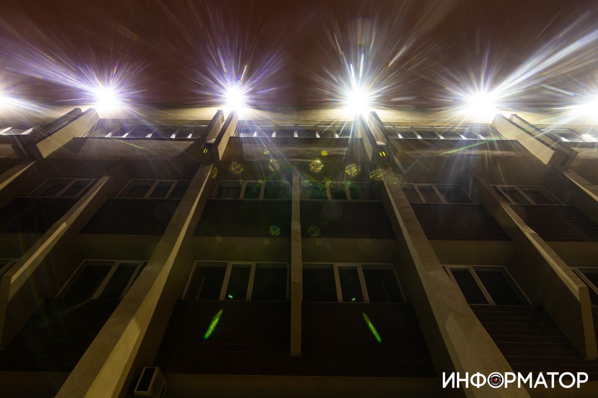 Яркие фонари освещают академию Яркие фонари освещают академию