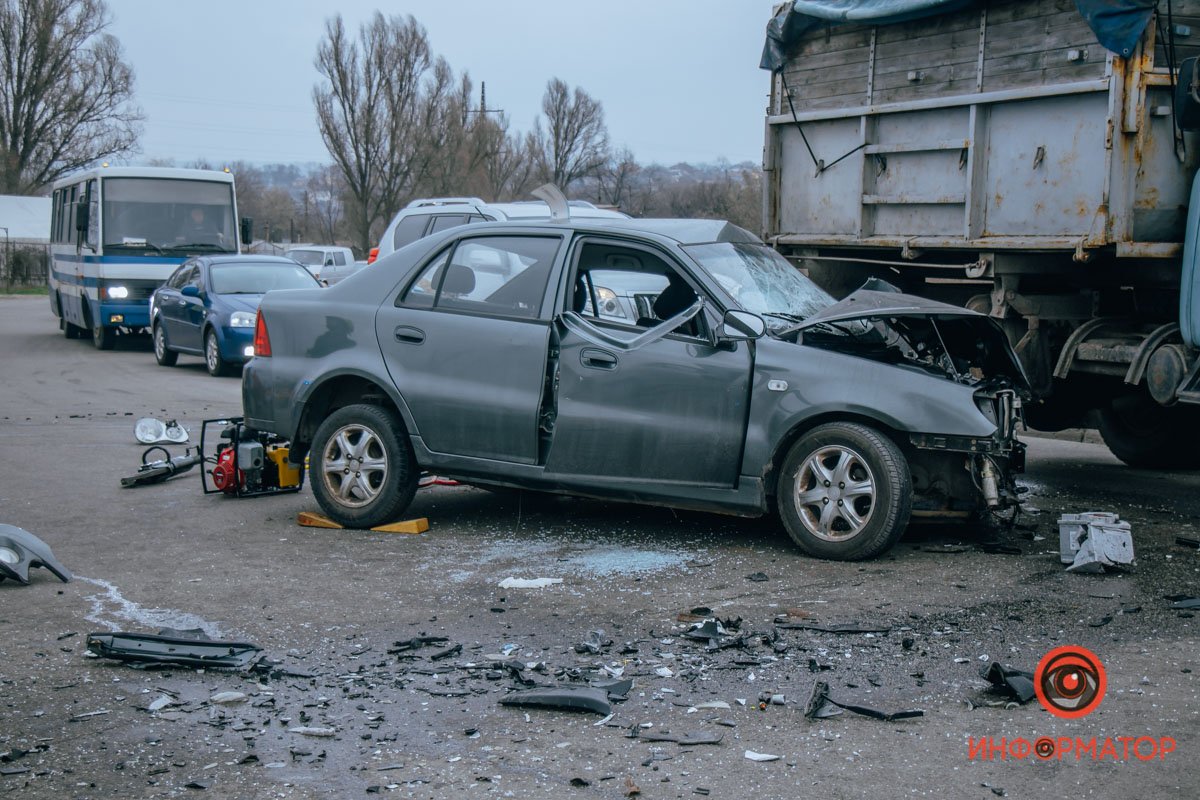 Мужчину из машины доставали спасатели Мужчину из машины доставали спасатели