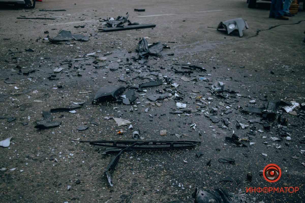 Осколки разбросаны по проезжей части Осколки разбросаны по проезжей части