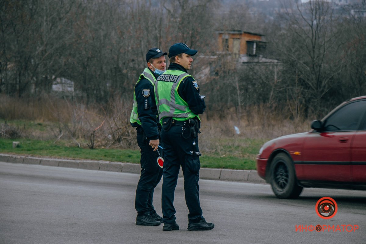 Патрульные регулируют движение вручную Патрульные регулируют движение вручную