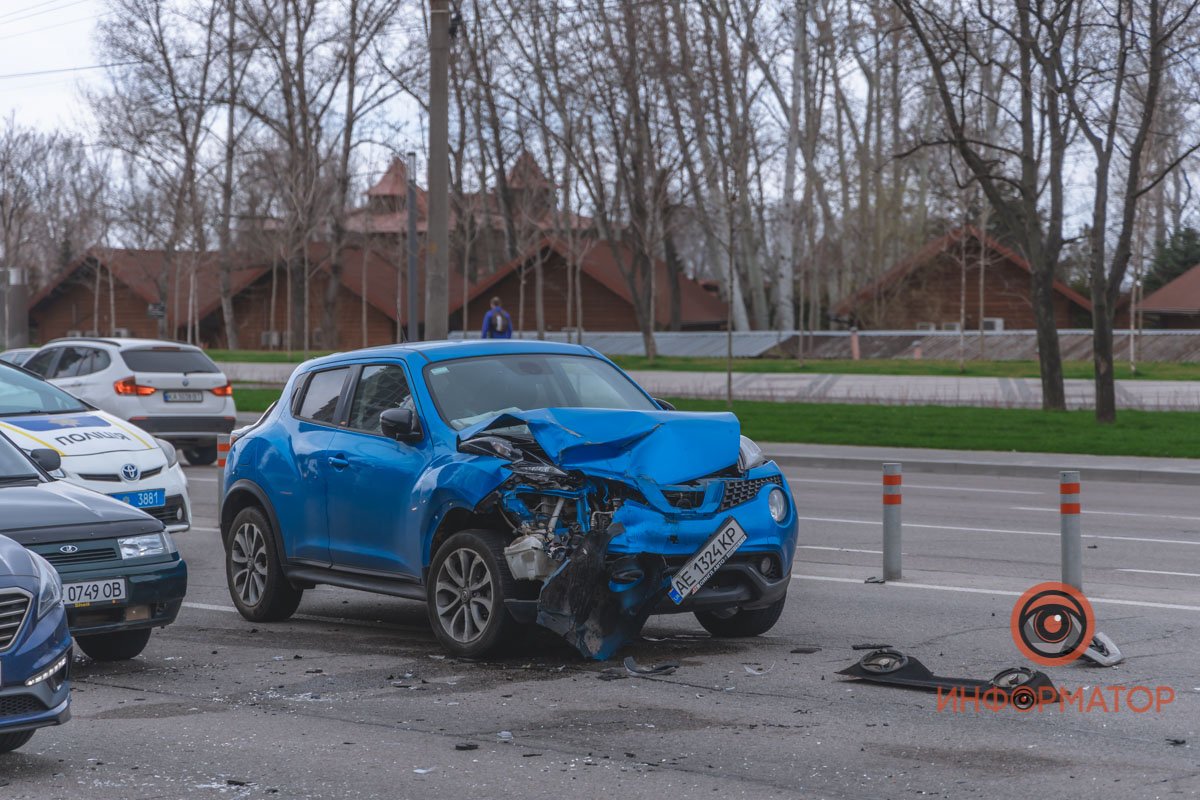 На Набережной Победы столкнулись Nissan и ВАЗ На Набережной Победы столкнулись Nissan и ВАЗ