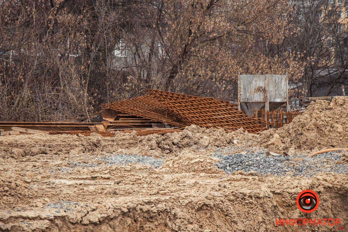 Со всех сторон установили заграждения и предупреждающие знаки