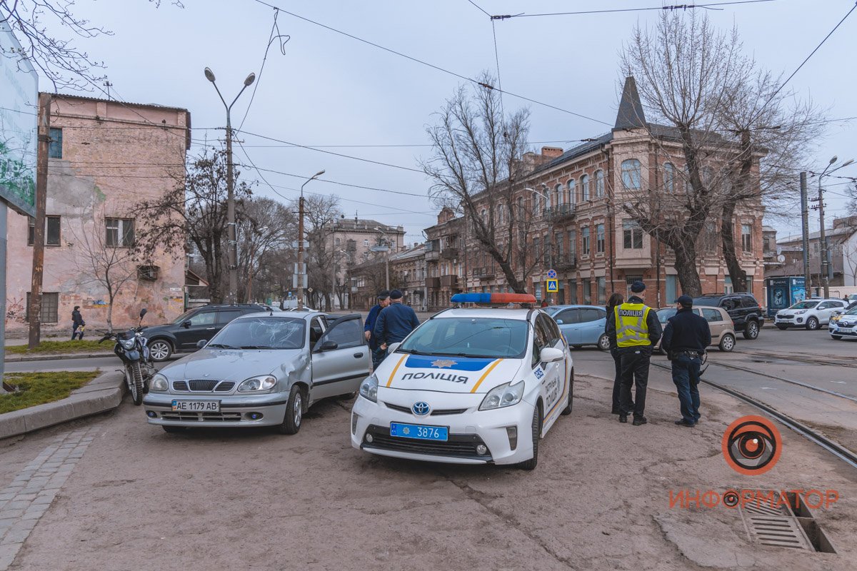 Он находится в 16-ой больнице с переломом ноги