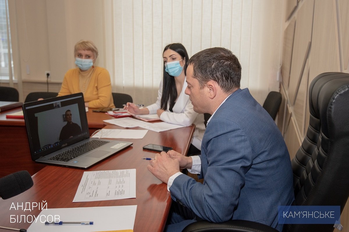 Мэр Каменского провел прием граждан по видеоконференцсвязи 4