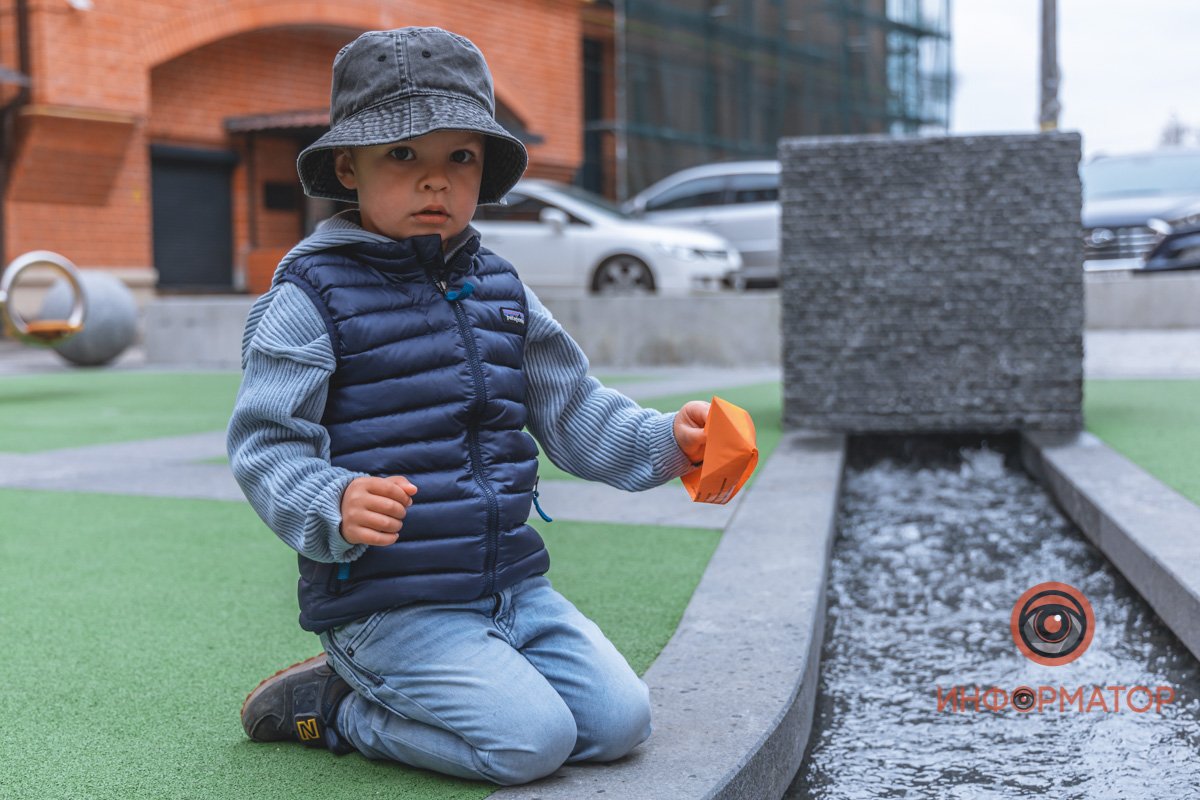 Запуск символического бумажного кораблика