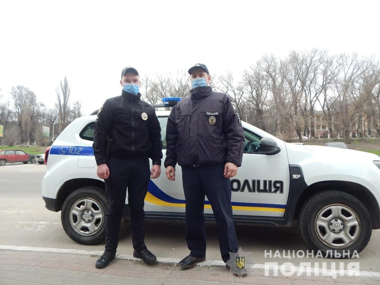 Полицейские Каменского районного отделения полиции Кирилл Павлюк и Евгений Щукин