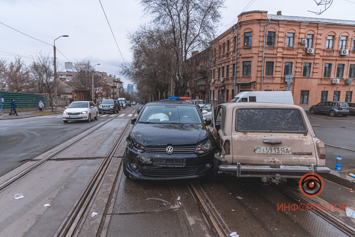 Здесь столкнулись автомобили Volkswagen и ВАЗ 2102 Здесь столкнулись автомобили Volkswagen и ВАЗ 2102
