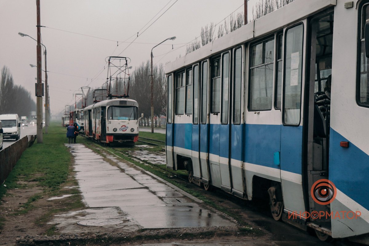 В Днепре на Донецком шоссе женщина выпала из вагона трамвая 2