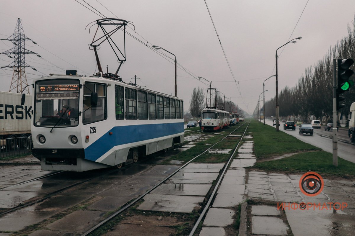 В Днепре на Донецком шоссе женщина выпала из вагона трамвая 3