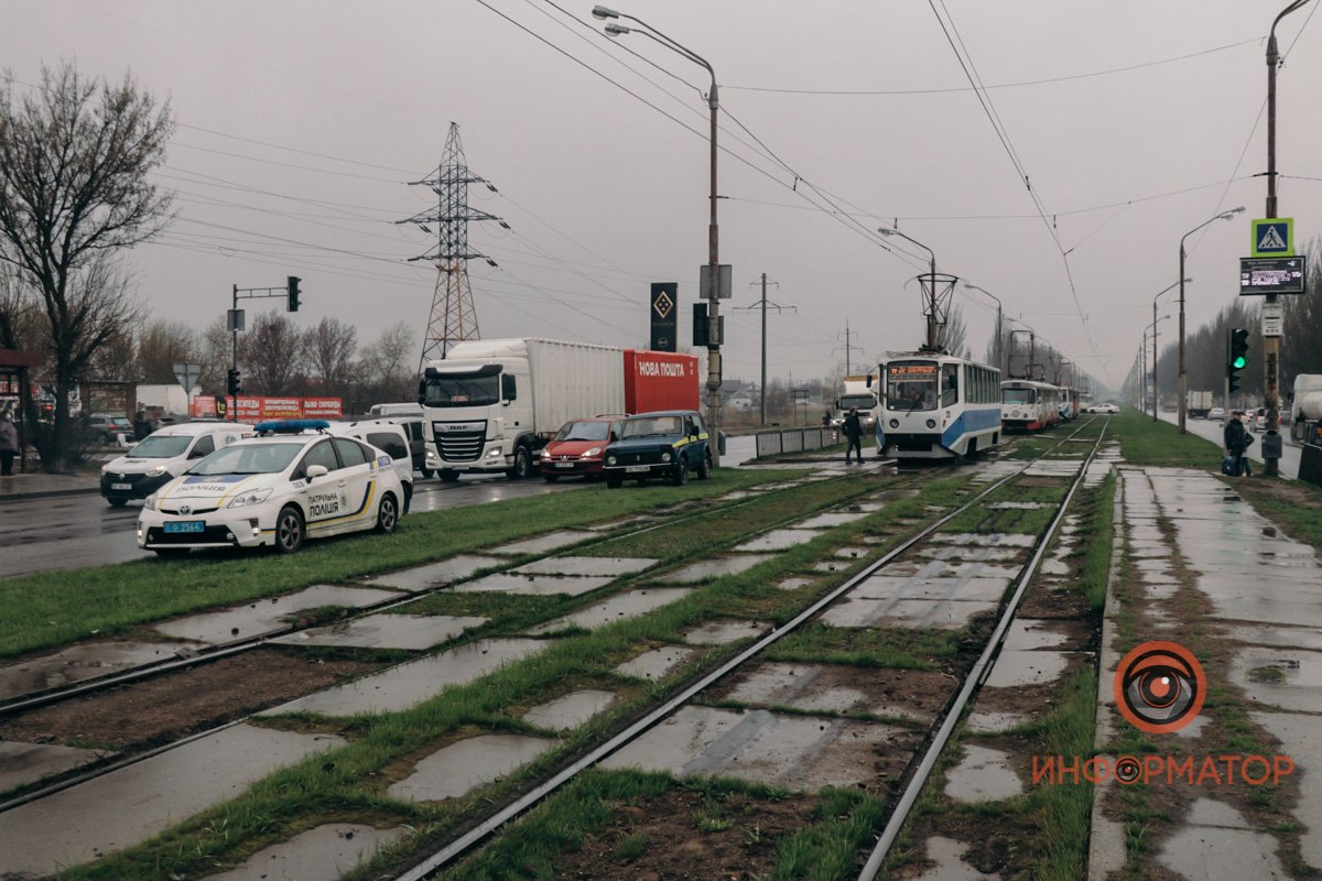 В Днепре на Донецком шоссе женщина выпала из вагона трамвая 7