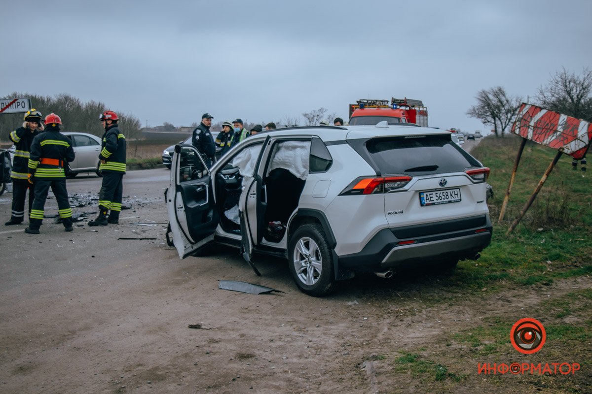 12 апреля в Днепре на Яснополянской столкнулись Geely и Toyota: погиб водитель Geely