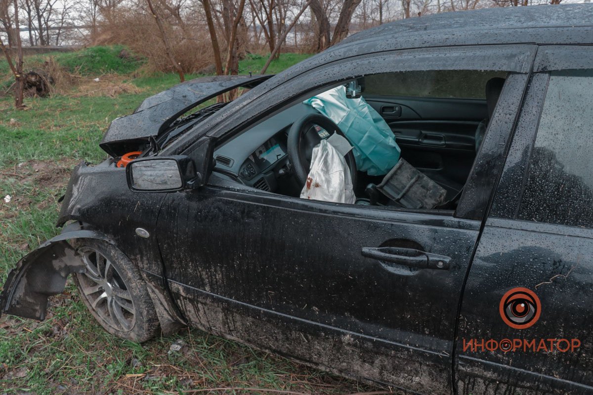 Здесь автомобиль Mitsubishi Lancer врезался в дерево