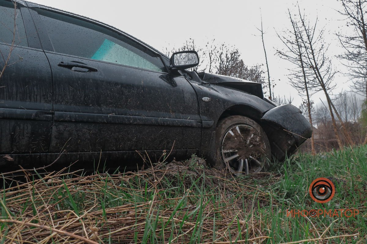 Он не справился с управлением и вылетел на обочину, где врезался в дерево