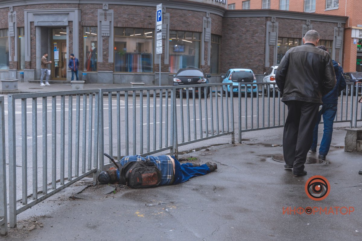 Он лежал неподвижно под дождем Он лежал неподвижно под дождем