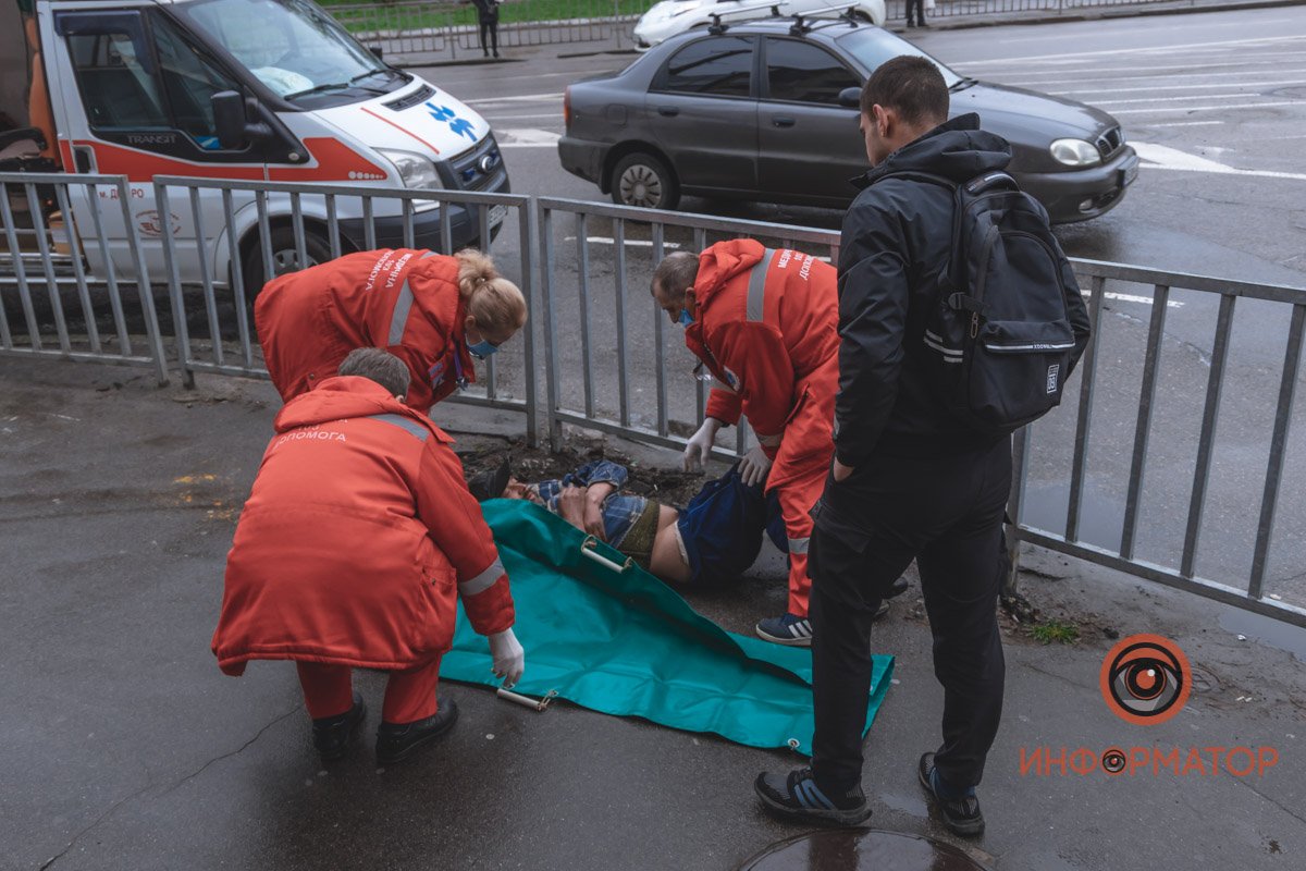 При помощи нескольких неравнодушных, человека погрузили на носилки При помощи нескольких неравнодушных, человека погрузили на носилки