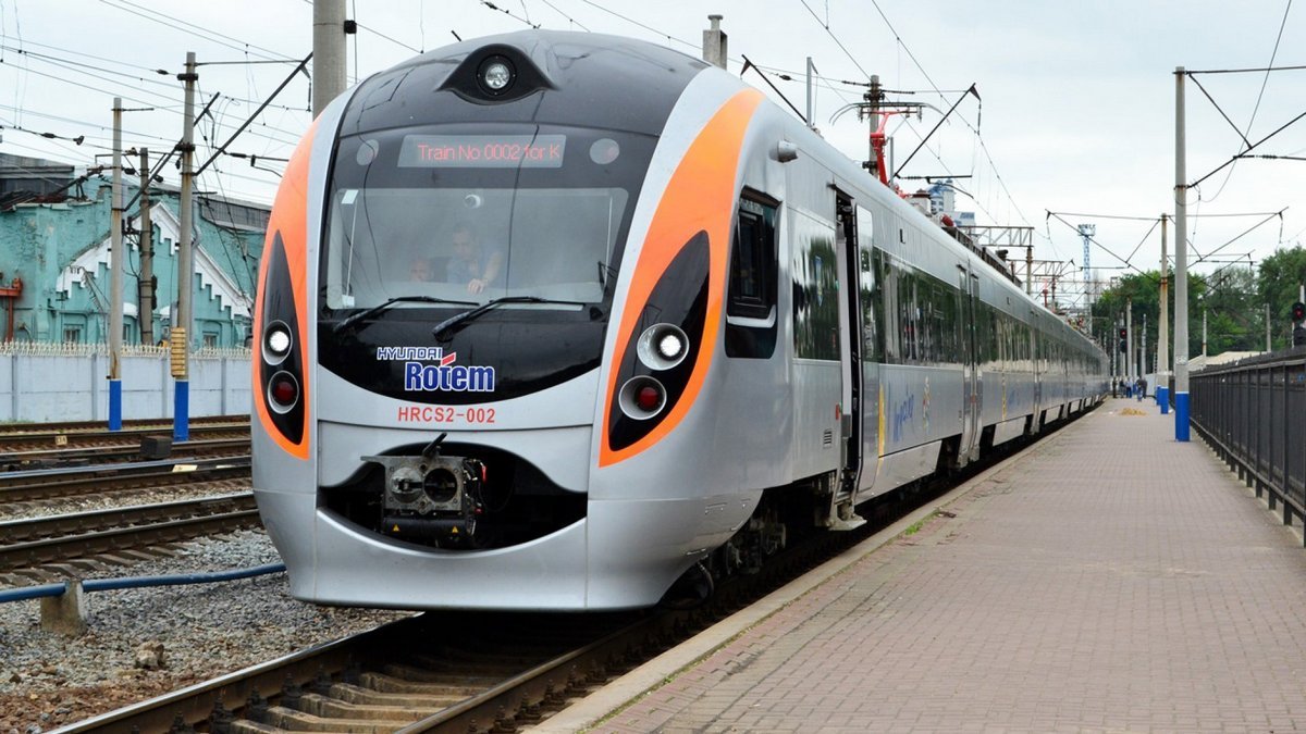 На границе Днепропетровской области сошел с рельсов поезд «Интерсити»: установили причины и уволили сотрудников