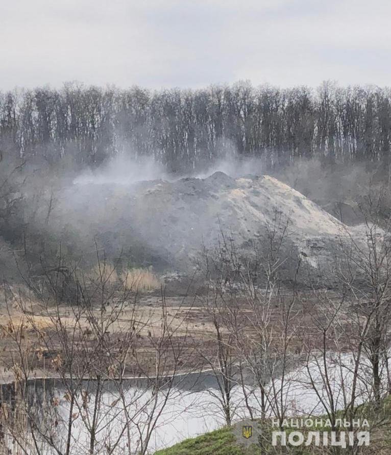 Свалка загрязняет участок земли и воздуха Свалка загрязняет участок земли и воздуха