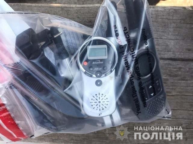 Во время следственных действий полицейские обнаружили и изъяли 4 единицы оружия, боеприпасы, мобильные телефоны, две радиостанции, почти 150 000 гривен, документацию по настройке банкомата