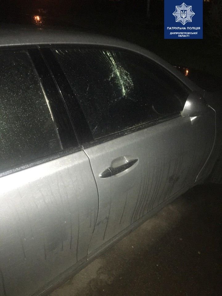 Разбитое стекло автомобиля одной из жертв Разбитое стекло автомобиля одной из жертв