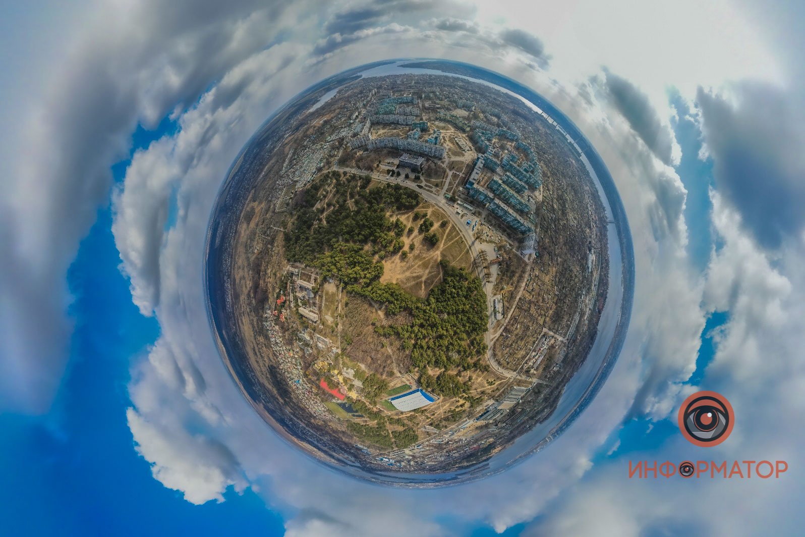 Покрывается зеленым мхом