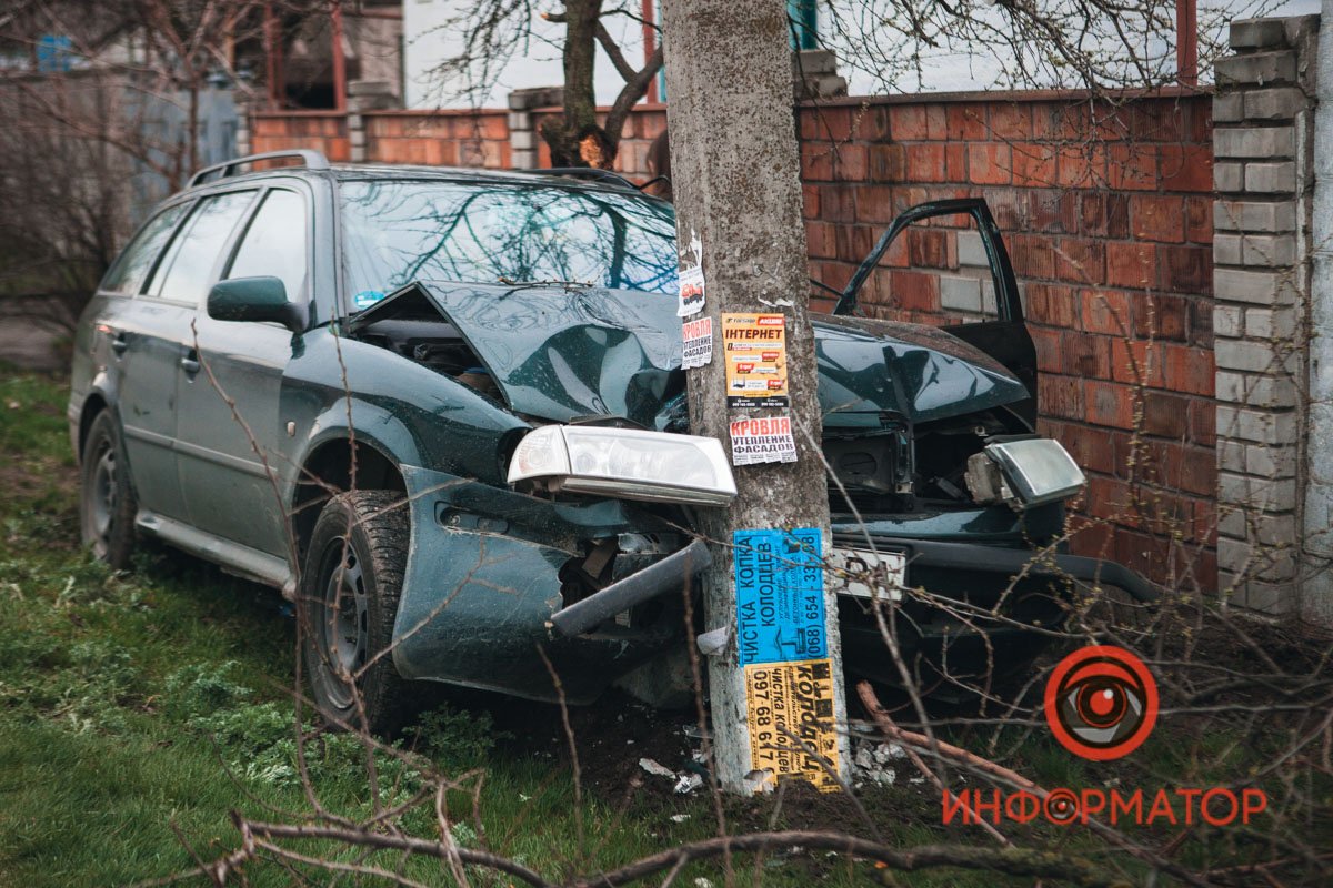 Автомобиль снес столб Автомобиль снес столб