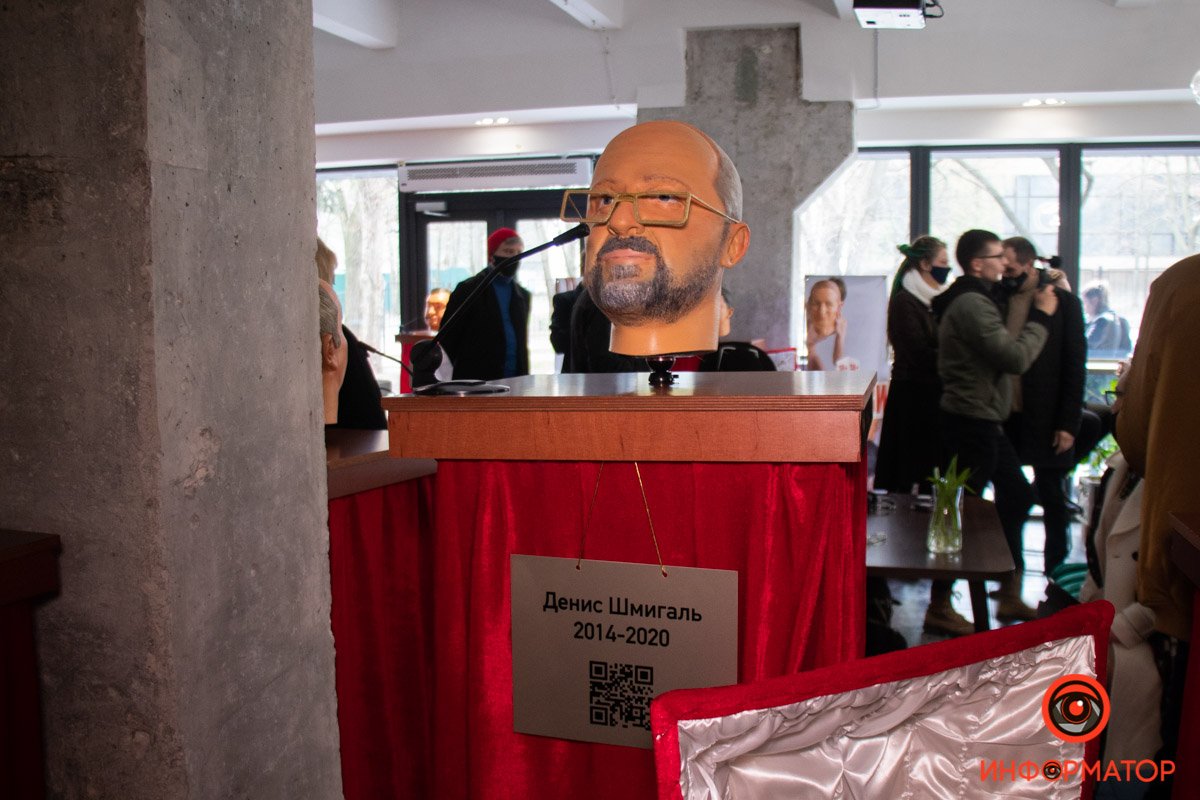 Представлены головы политиков разных времен Представлены головы политиков разных времен