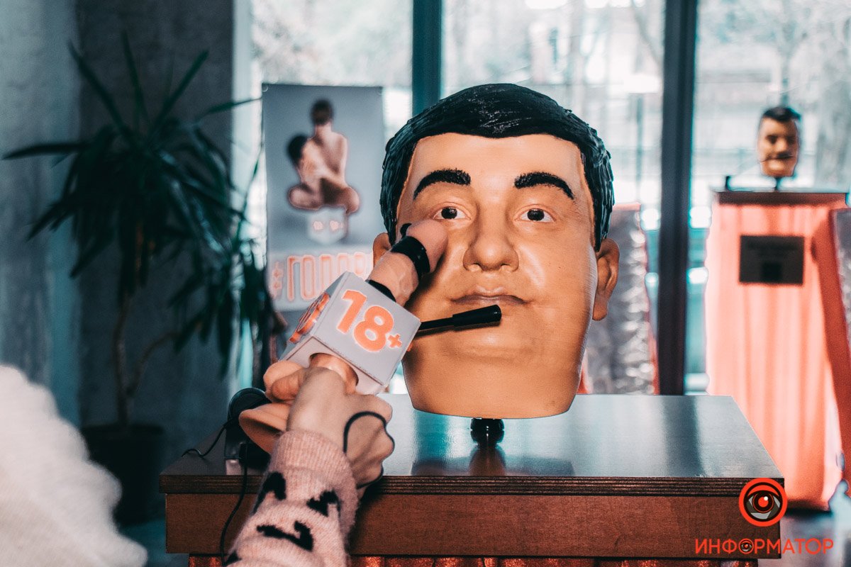 В начале выставки художница из Днепра устроила перформанс В начале выставки художница из Днепра устроила перформанс