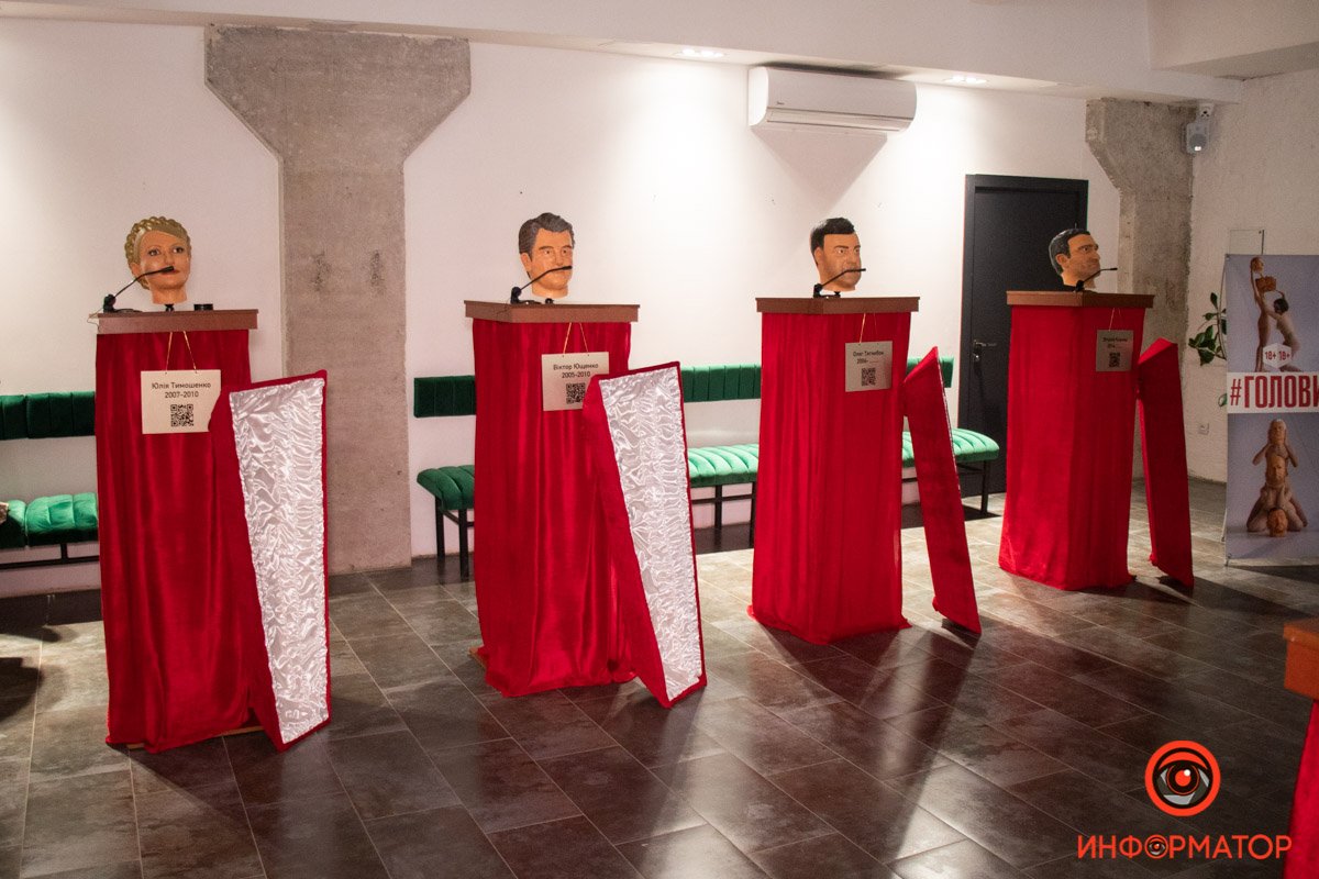 Головы установили на пьедесталы и рядом поставили крышки Головы установили на пьедесталы и рядом поставили крышки