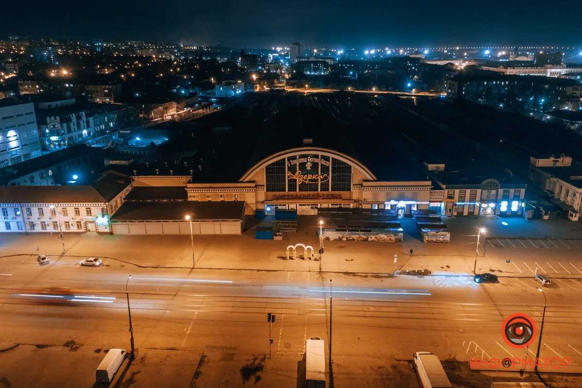 На улице находятся эпохальные места