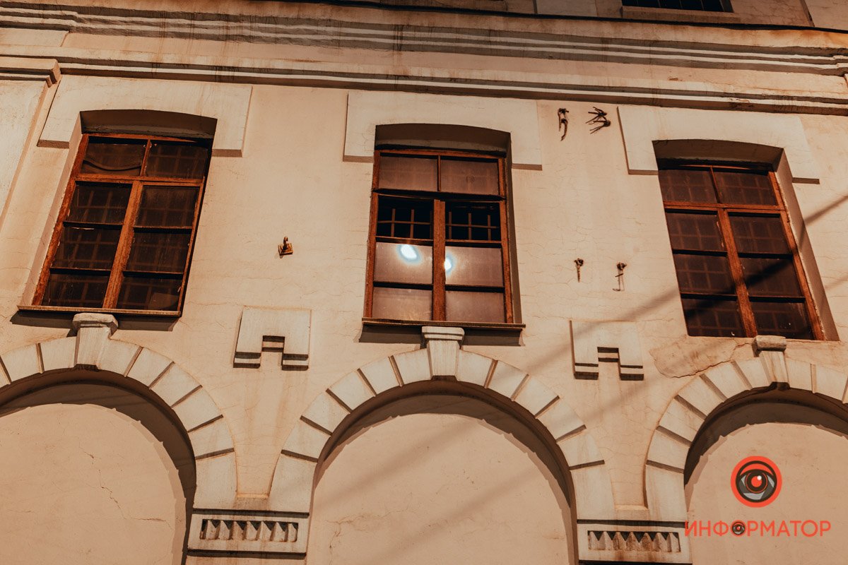 Отдало по стеклышку соседям