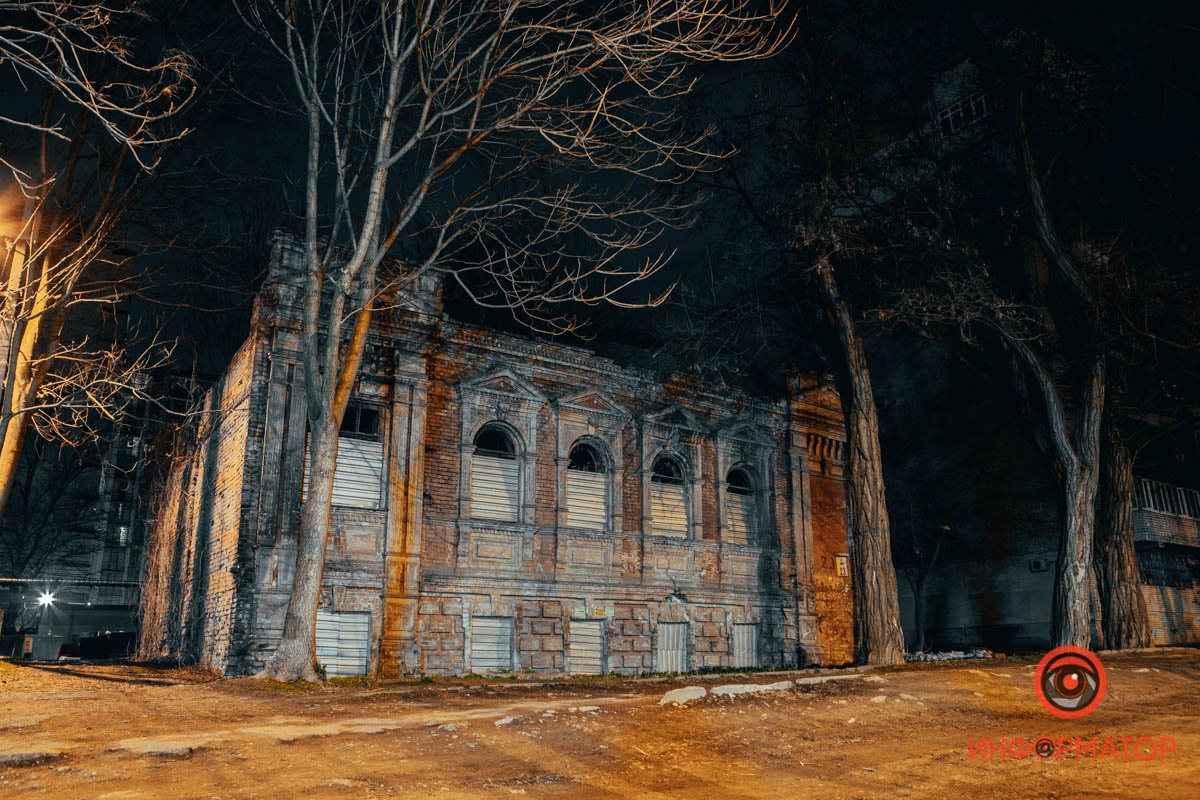 Замерзает во тьме и одиночестве