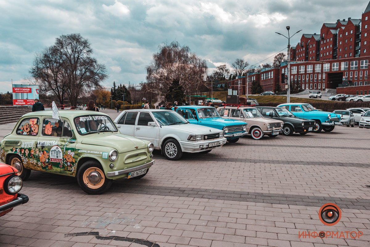 На Фестивальном можно было увидеть несколько десятков ретро-авто