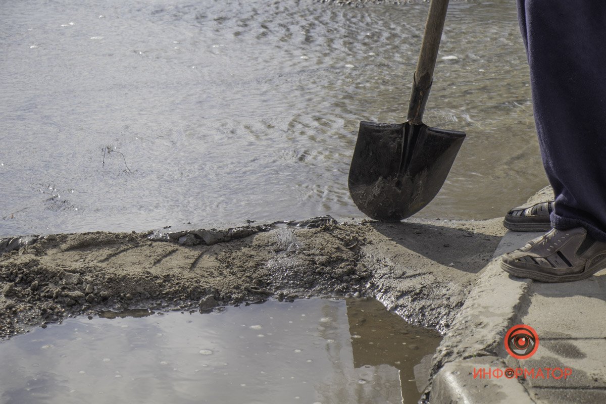 С точностью до "наоборот": сначала приехали коммунальщики, а потом прорвало канализацию С точностью до "наоборот": сначала приехали коммунальщики, а потом прорвало канализацию