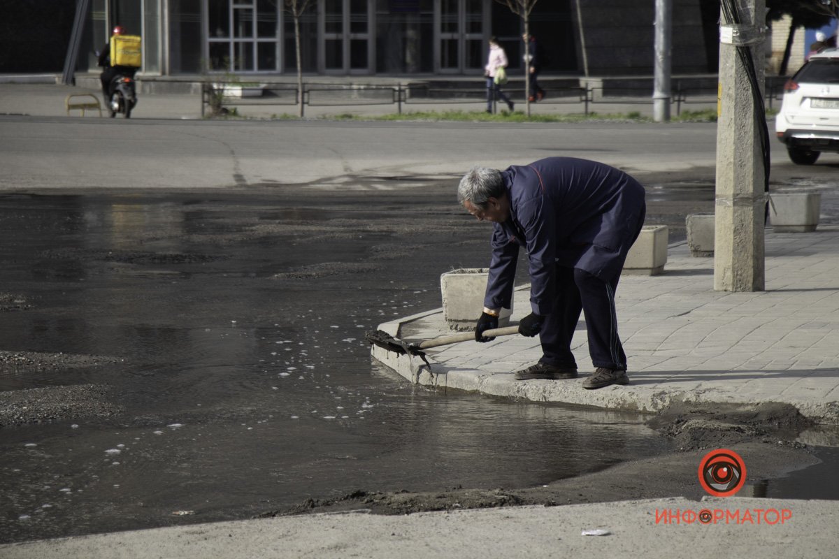 Сотрудники ближайших магазинов своими силами справляются с бедствием Сотрудники ближайших магазинов своими силами справляются с бедствием
