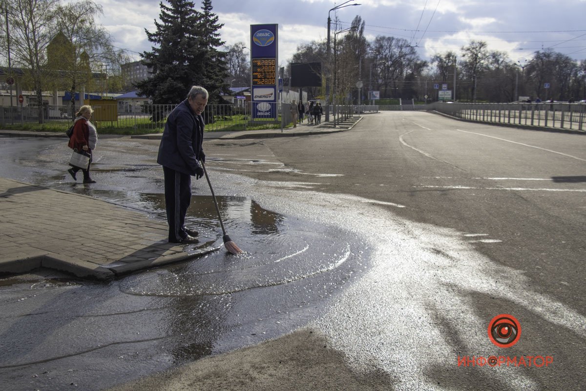 Водители, пожалейте пешеходов - снижайте скорость перед лужей Водители, пожалейте пешеходов - снижайте скорость перед лужей