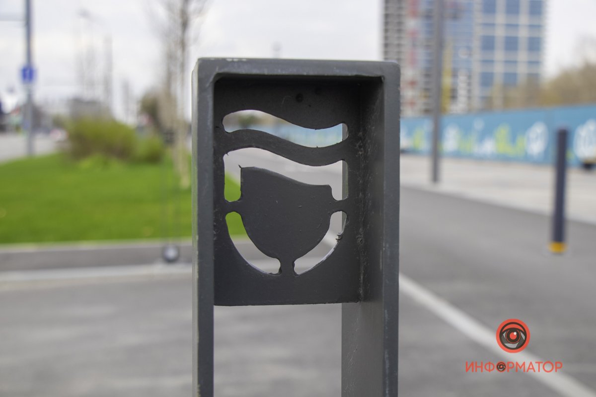 Опасные антипарковочные столбики остались на пешеходной зоне