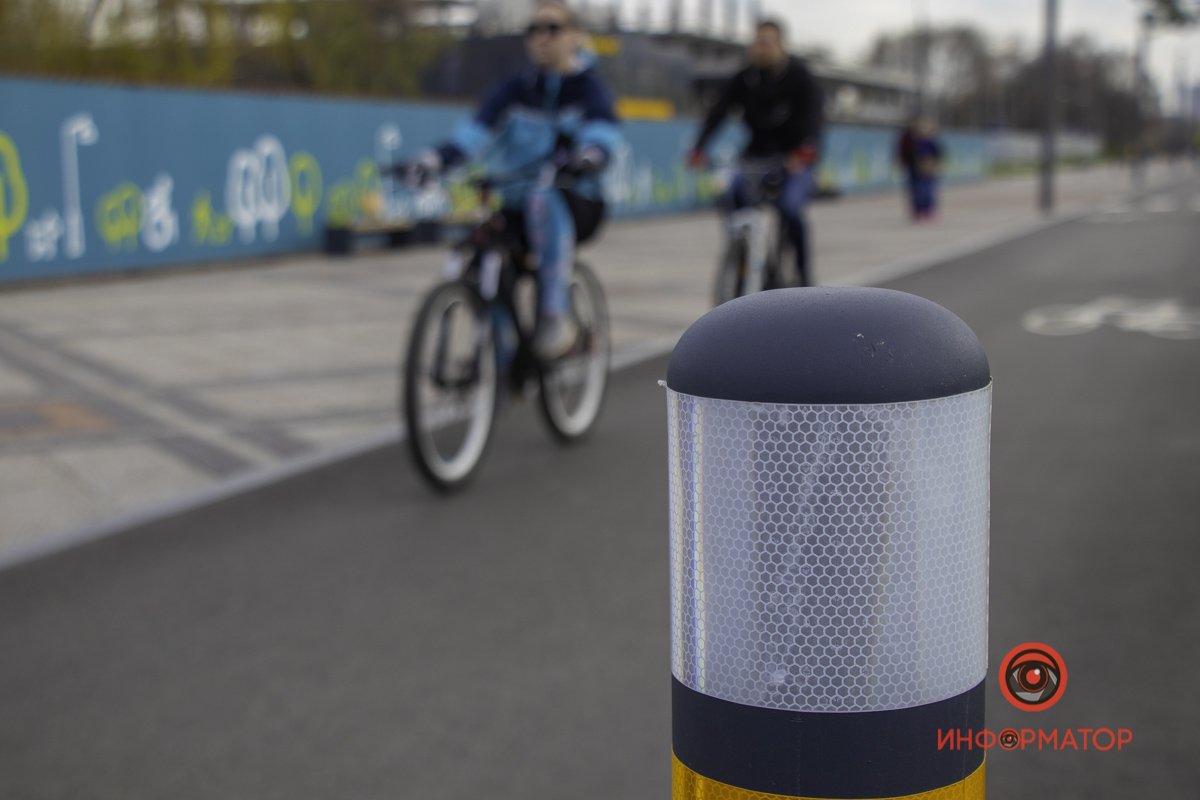 Теперь на велодороге по Набережной Победы стоят такие столбики