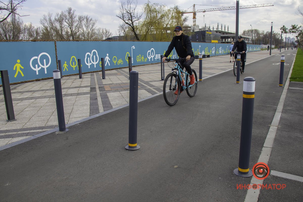 На них наклеили светоотражающие ленты (правда, от одного столбика кто-то уже отлепил)