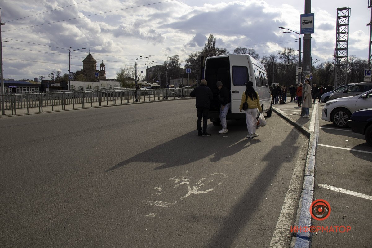 Водители автобусов останавливаются еще до начала остановки