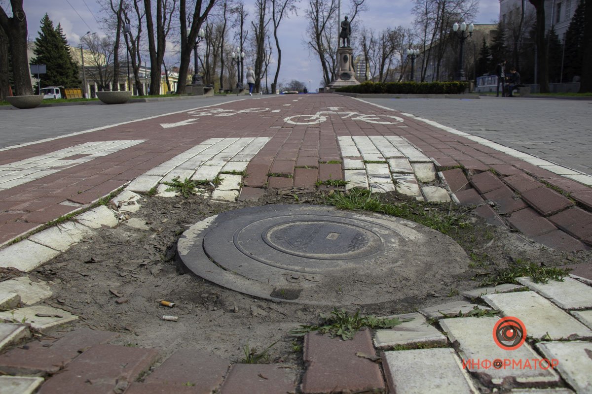 Вокруг люка уже выросла трава