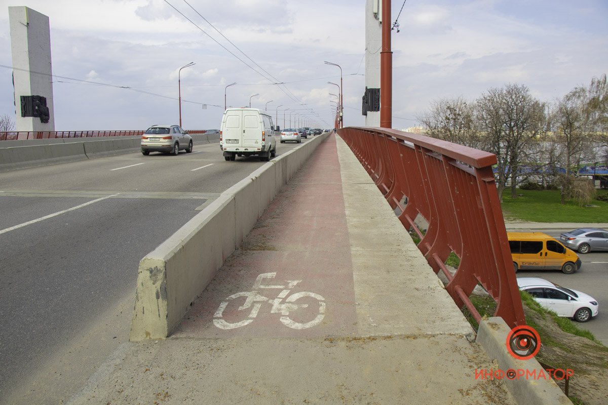 Полоса обозначена красным цветом и знаком "Велосипед", но краска уже тусклая