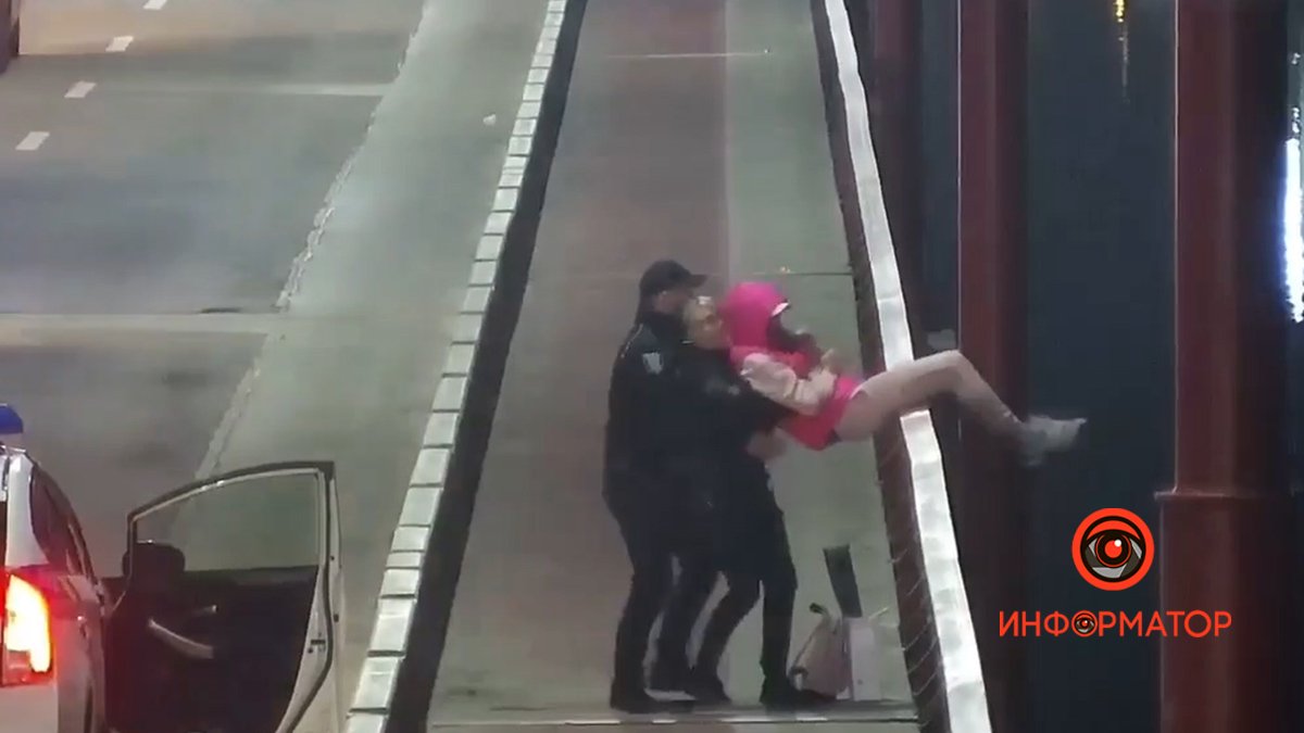 В Днепре патрульные спасли девушку от прыжка с Нового моста: видео момента