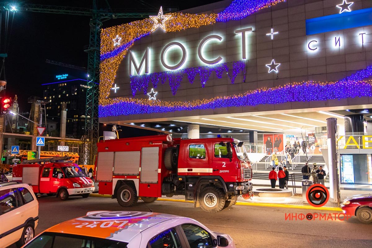 К ТРЦ «МОСТ-сити» съехались полиция и несколько подразделений спасателей К ТРЦ «МОСТ-сити» съехались полиция и несколько подразделений спасателей