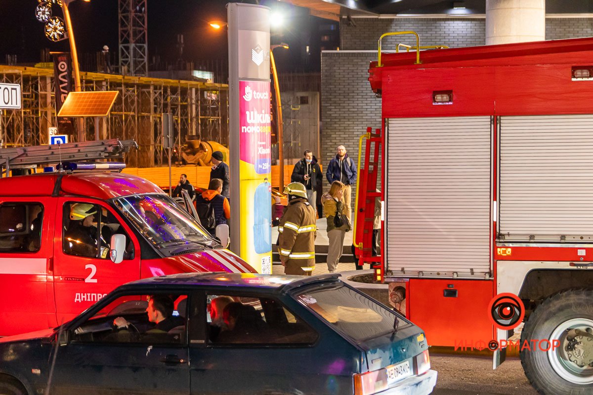 Спасатели совместно с полицейскими и охраной ТРЦ проверили все помещения Спасатели совместно с полицейскими и охраной ТРЦ проверили все помещения