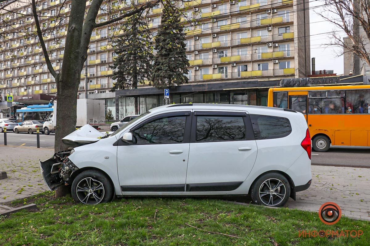 В понедельник, 19 апреля, на Сичеславской Набережной Renault въехал в дерево В понедельник, 19 апреля, на Сичеславской Набережной Renault въехал в дерево