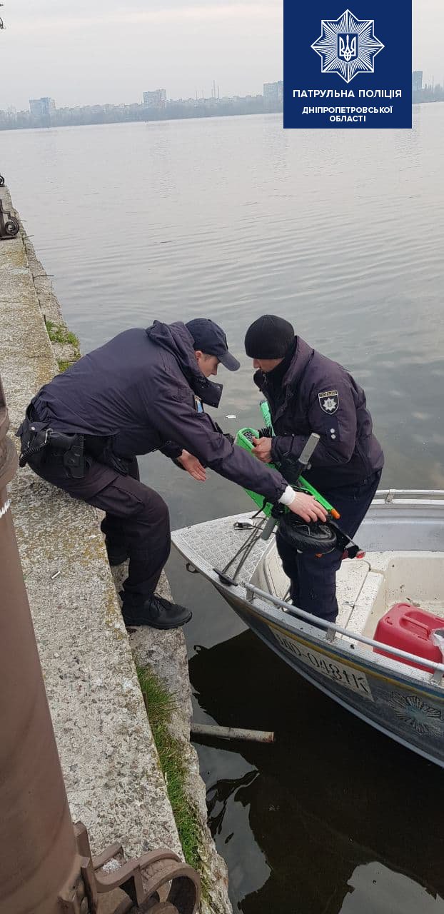 Подростки бросили в Днепр электросамокат, который сдают в аренду