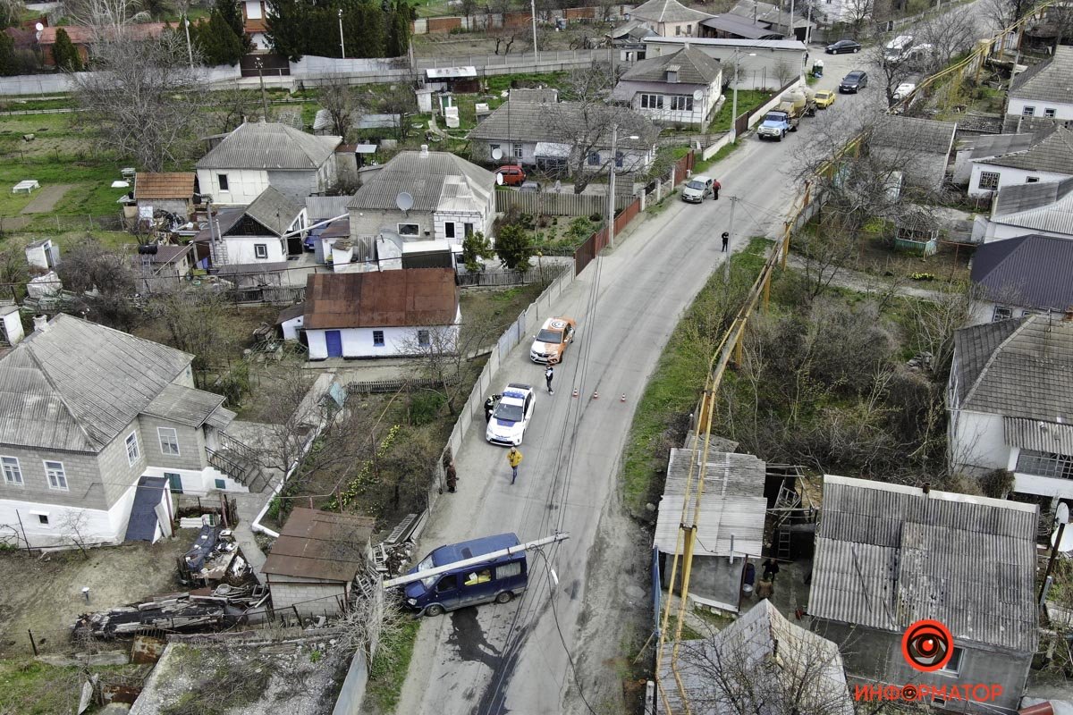 Микроавтобус въехал в электроопору, в результате чего та упала него Микроавтобус въехал в электроопору, в результате чего та упала него