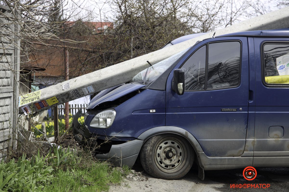 По предварительной информации, водитель отвлекся и въехал в фонарный столб По предварительной информации, водитель отвлекся и въехал в фонарный столб