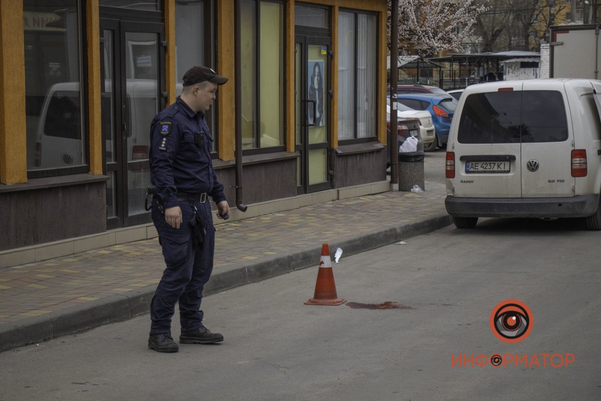 Автомобиль, до этого стоявший неподвижно, вдруг резко сдал назад