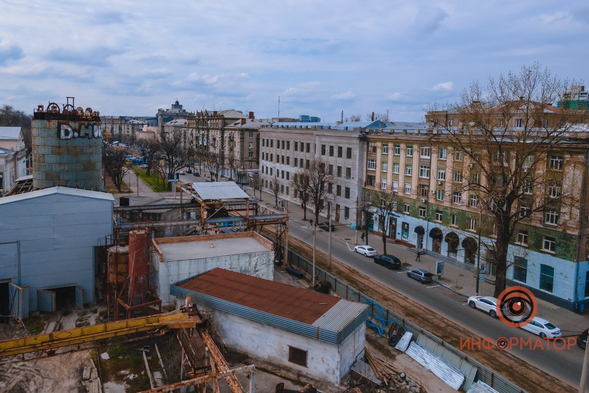 Серое здание на фоне - Технологический колледж, проспект Яворницкого, 76 Серое здание на фоне - Технологический колледж, проспект Яворницкого, 76